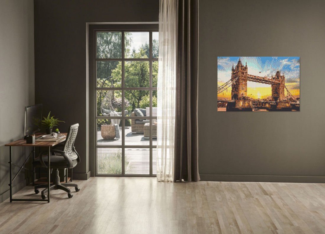 Mosaik-Ansicht 'Klemmbaustein Mosaik 'Tower Bridge'' an Wand hinter Sofa